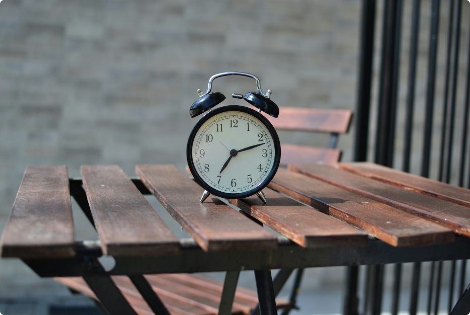 clock-on-table