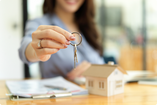 woman-holding-keys